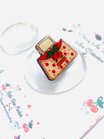 Carica l&#39;immagine nel visualizzatore di Gallery, Cherry handbag pin retro 50s inspired brooch vintage
