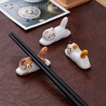 Laden Sie das Bild in den Galerie-Viewer, Gohobi Ceramic Lying Cat Chopstick Rest - Yellow/White cat
