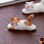 Carica l&#39;immagine nel visualizzatore di Gallery, Gohobi Ceramic Lying Cat Chopstick Rest - Brown/White
