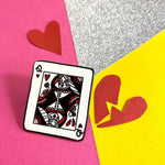 Laden Sie das Bild in den Galerie-Viewer, Queen Of Hearts Enamel Pin: Gold

