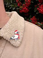 Laden Sie das Bild in den Galerie-Viewer, Christmas Pigeon Enamel Pin
