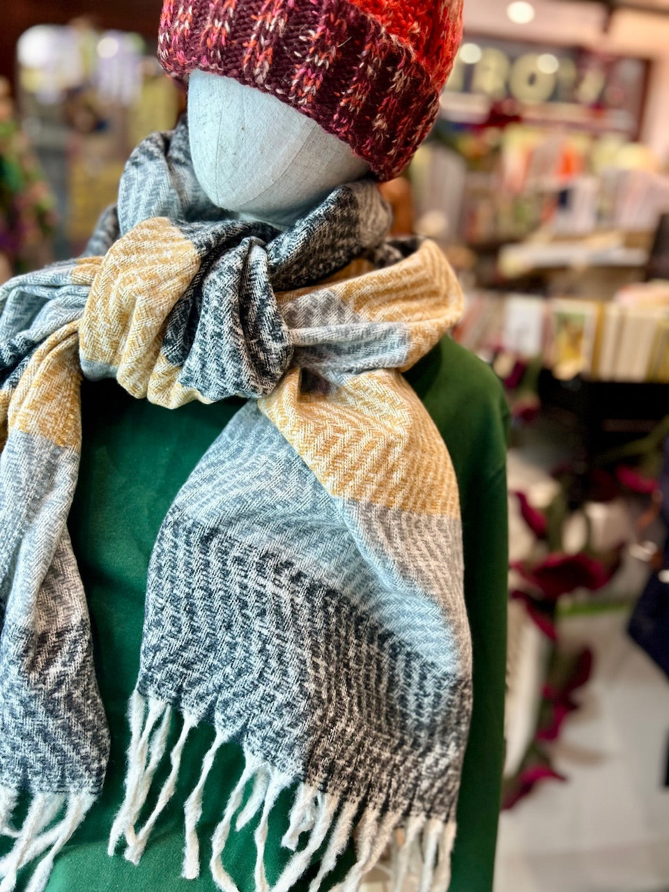 Colourful striped zigzag winter scarf: Black Grey