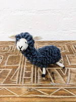 Laden Sie das Bild in den Galerie-Viewer, Felt Standing Llama

