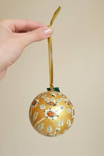 Laden Sie das Bild in den Galerie-Viewer, Gold and White Bauble
