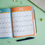 Carica l'immagine nel visualizzatore di Gallery, PEANUTS® 2027 Monthly/Weekly Planner Calendar
