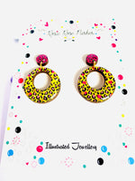 Carica l&#39;immagine nel visualizzatore di Gallery, Leopard print yellow dangle earrings summer quirky vintage
