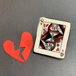 Laden Sie das Bild in den Galerie-Viewer, Queen Of Hearts Enamel Pin: Gold
