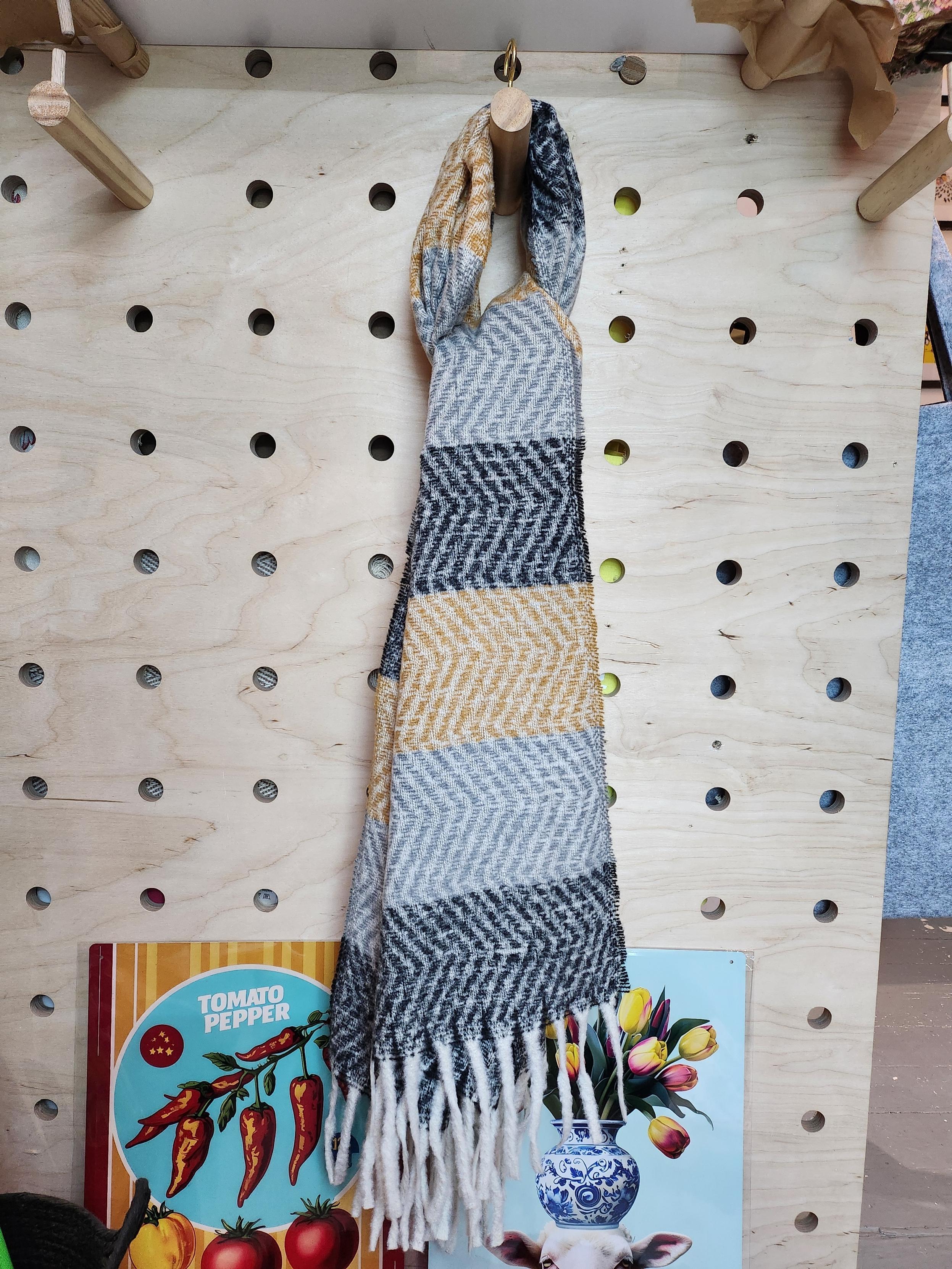 Colourful striped zigzag winter scarf: Black Grey