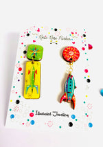 Carica l&#39;immagine nel visualizzatore di Gallery, Funky mismatched rocket vintage retro statement earrings by Rosie Rose Parker
