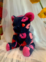 Laden Sie das Bild in den Galerie-Viewer, Kiss handmade Bear
