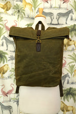 Laden Sie das Bild in den Galerie-Viewer, Military Green Waxed Canvas Backpack
