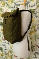 Laden Sie das Bild in den Galerie-Viewer, Military Green Waxed Canvas Backpack
